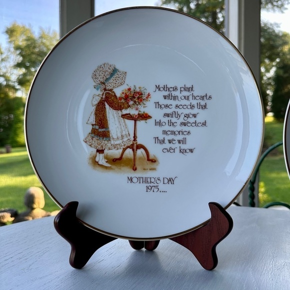 SET/2 HOLLY HOBBIE, MOTHER’S DAY PLATES. 1975 & 1978 COMMEMORATIVE EDITIONS. - Picture 2 of 8
